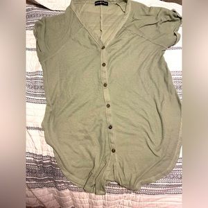 Olive green top! ✨